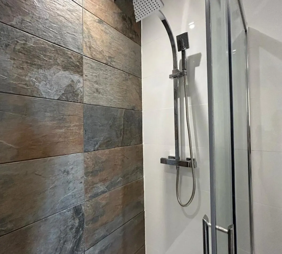 Stunning 2 Bedroom Apartment In Cheltenham!  Cheltenham