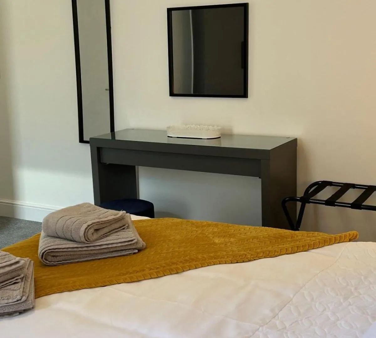 Stunning 2 Bedroom Apartment In Cheltenham! Cheltenham